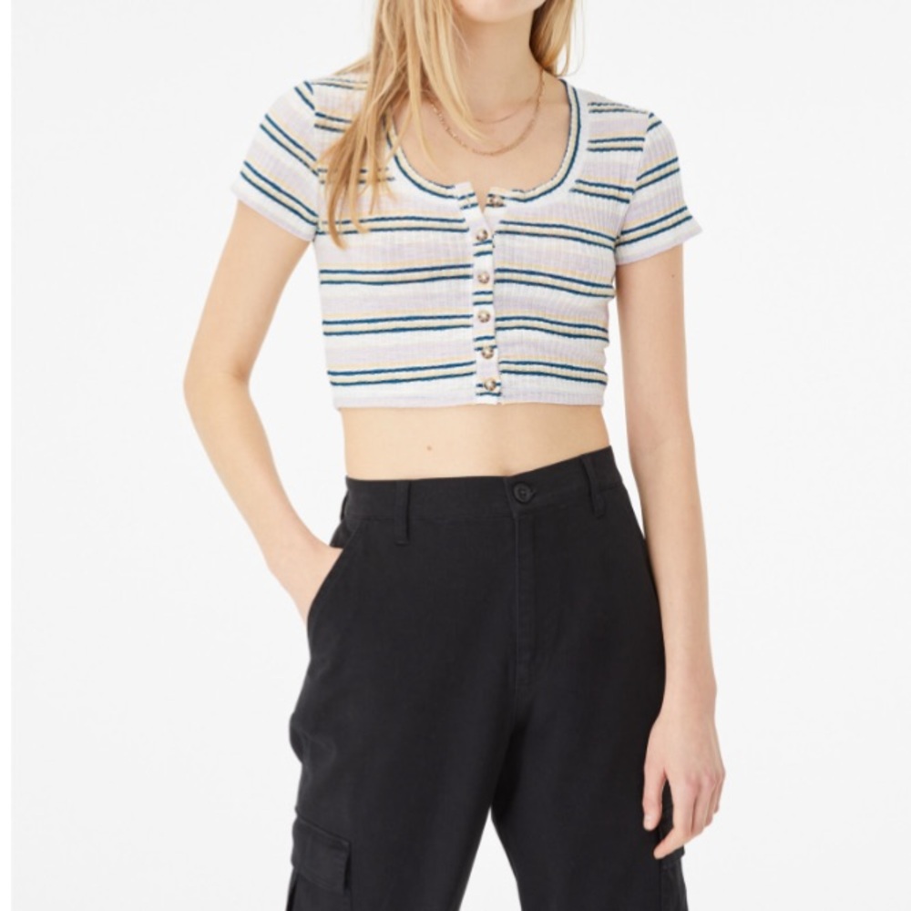 Striped Button-Front Crop Top
Color Flowering Lilac
Size Xlarge